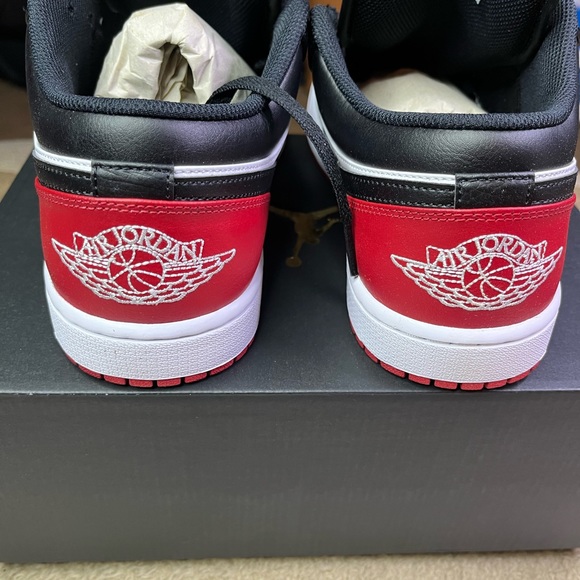 Air Jordan 1 Low Bred Toe Black/Red/White size 10 all 3 400 scarf windbreaker - Picture 9 of 12